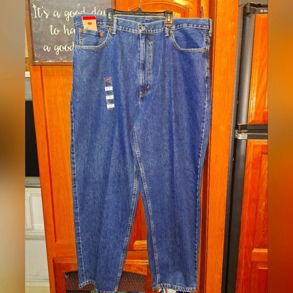 Levi's Strauss 559 Relaxed Straight leg jenas in a men's size 42x32. NWT.